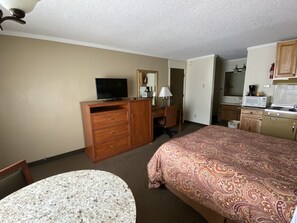 Studio, 1 Queen Bed, Kitchenette