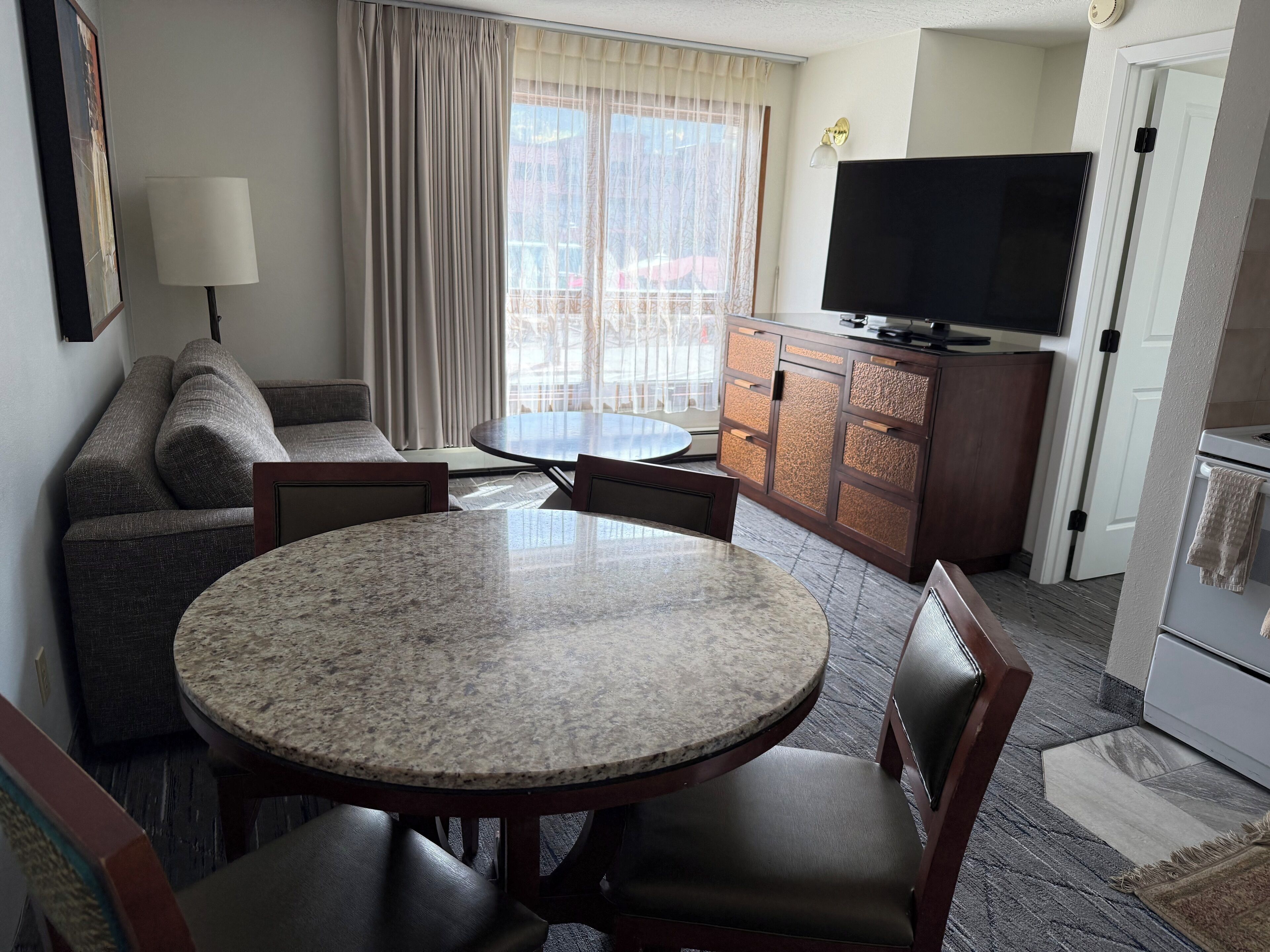 Suite | Living area | 55-inch flat-screen TV with cable channels, TV, books