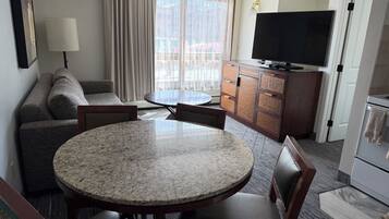 Suíte | Área de estar | TV de tela plana 55 polegadas com canais a cabo, TV, livros