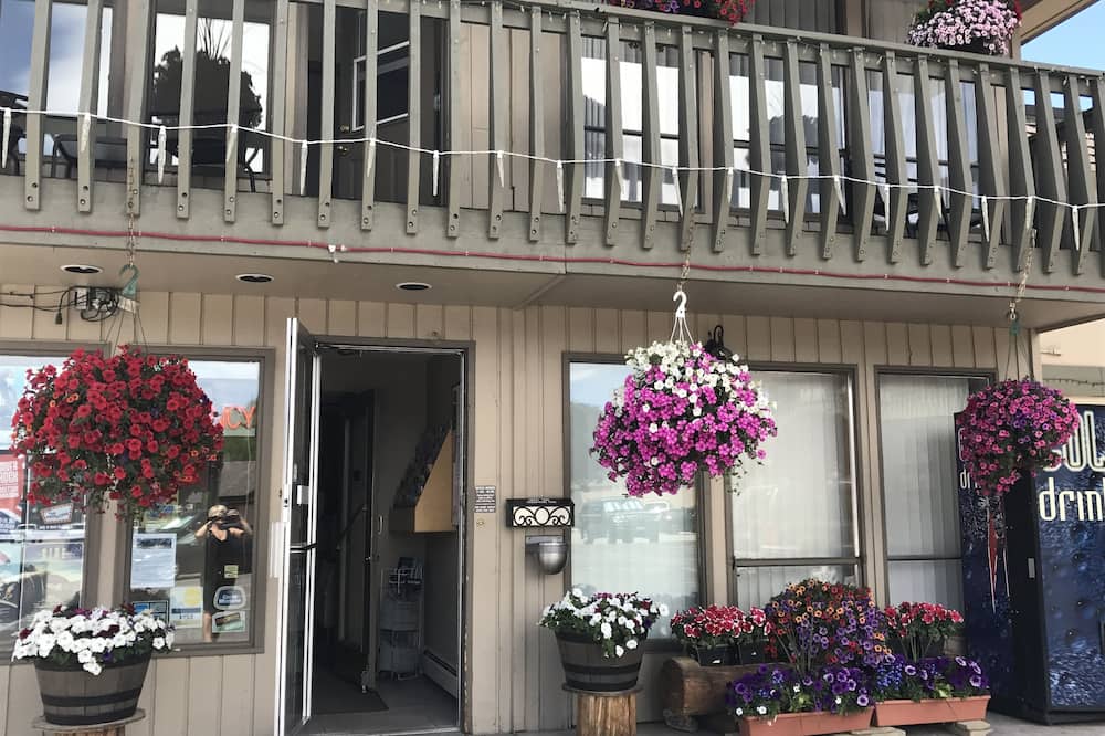 Snowshoe Motel