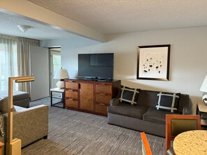 Familienapartment, 1 Schlafzimmer | Wohnbereich | 55-Zoll-Flachbildfernseher mit Kabelempfang, Fernseher, Bücher