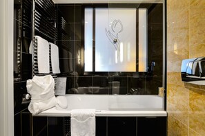 Standard-Doppelzimmer | Badezimmer | Designer-Toilettenartikel, Haartrockner, Bidet, Handtücher