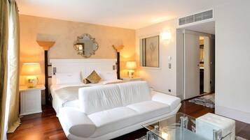 Minibar, in-room safe, individually decorated, soundproofing