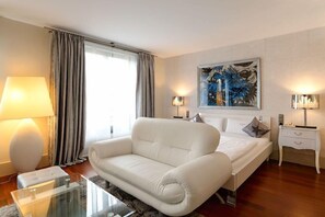Flat-screen TV, pay films