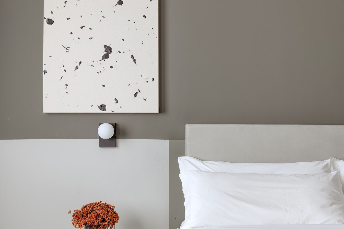 Standard Room, 1 Queen Bed | 1 bedroom, premium bedding, minibar, in-room safe