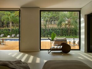 Ulkouima-allas, aurinkotuoleja