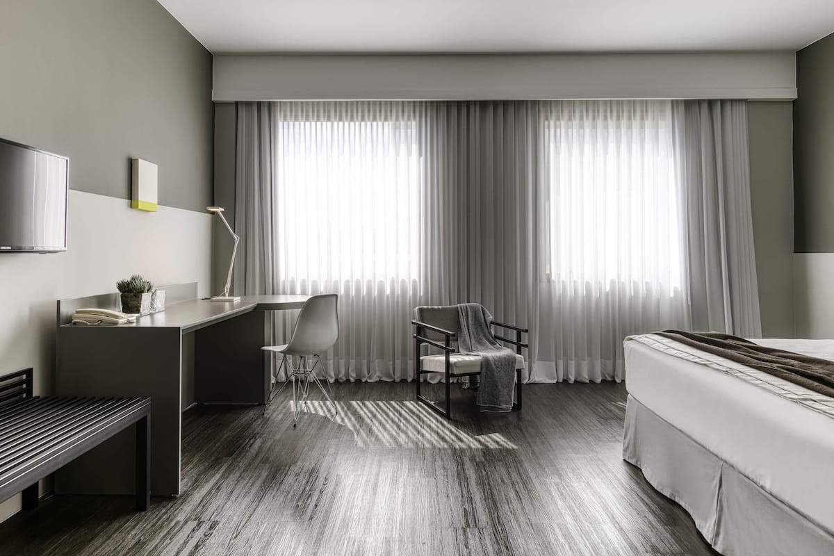 Rom – standard, 1 queensize-seng | Sengetøy av topp kvalitet, minibar, safe på rommet og lydisolert