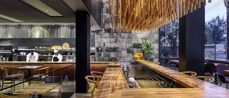 Sarapan, makan tengah hari dan makan malam dihidangkan