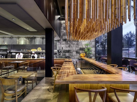 Phục vụ bữa sáng, bữa trưa và bữa tối