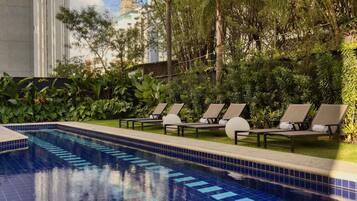 Piscina externa, espreguiçadeiras