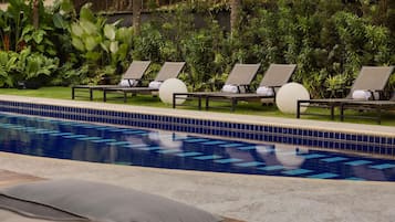 Piscine extérieure, chaises longues
