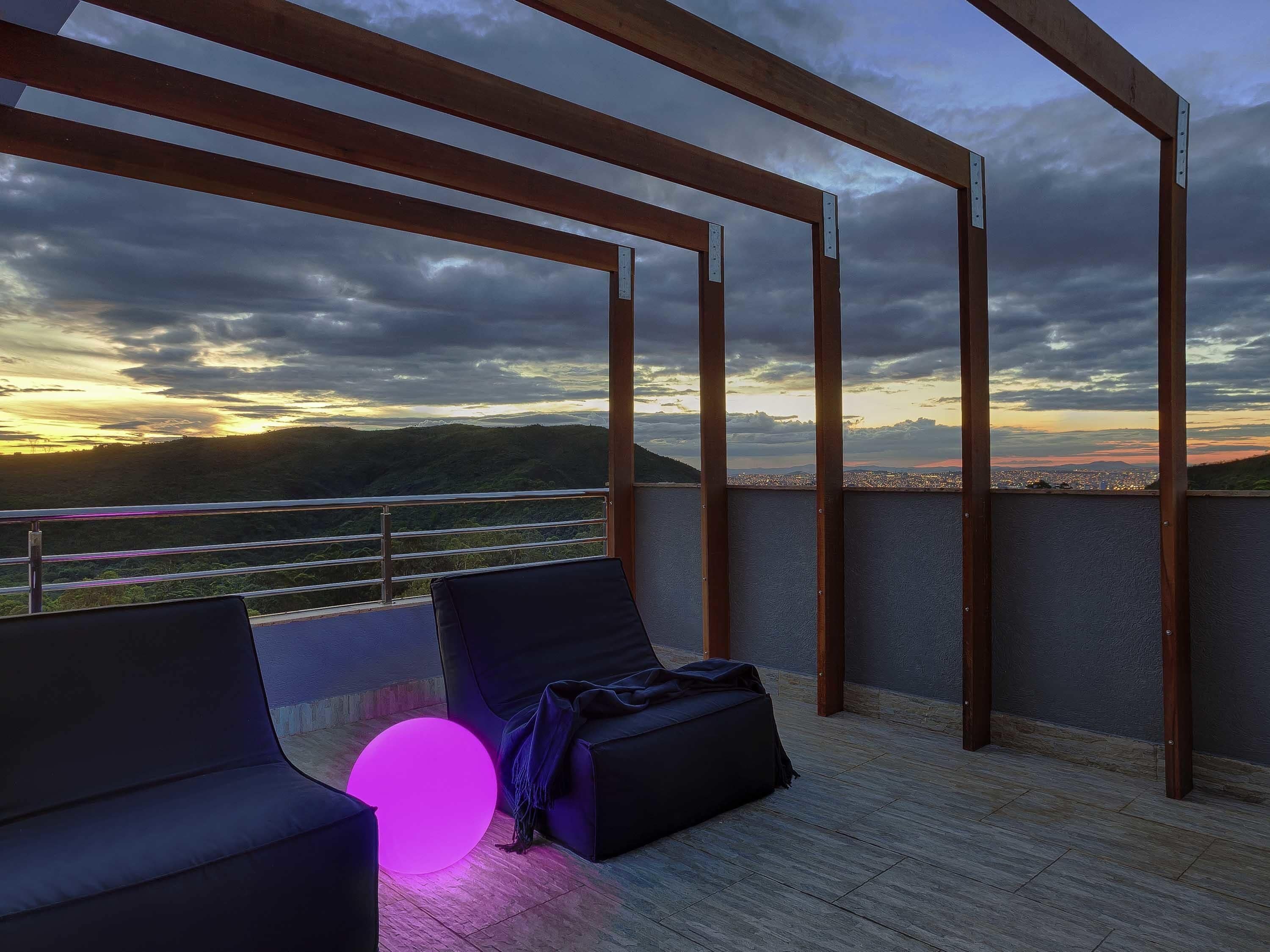 Roupas de cama premium, frigobar, cofres nos quartos