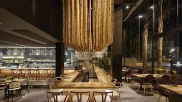 供应早餐、午餐和晚餐