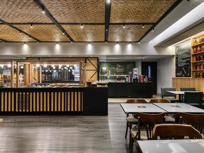 Petit déjeuner, déjeuner et dîner servis sur place