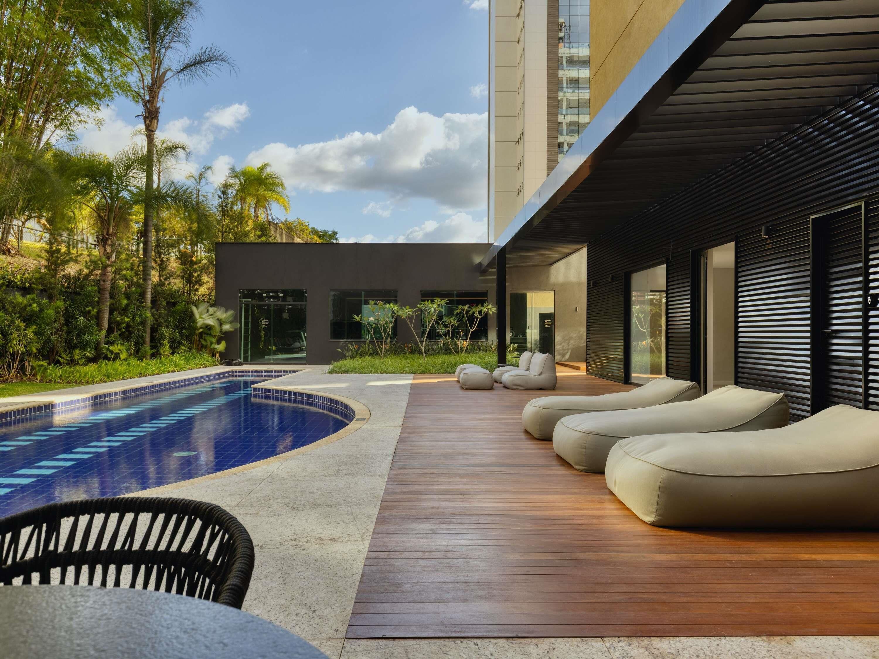 Piscina externa, espreguiçadeiras