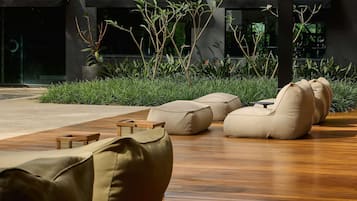 Piscina externa, espreguiçadeiras