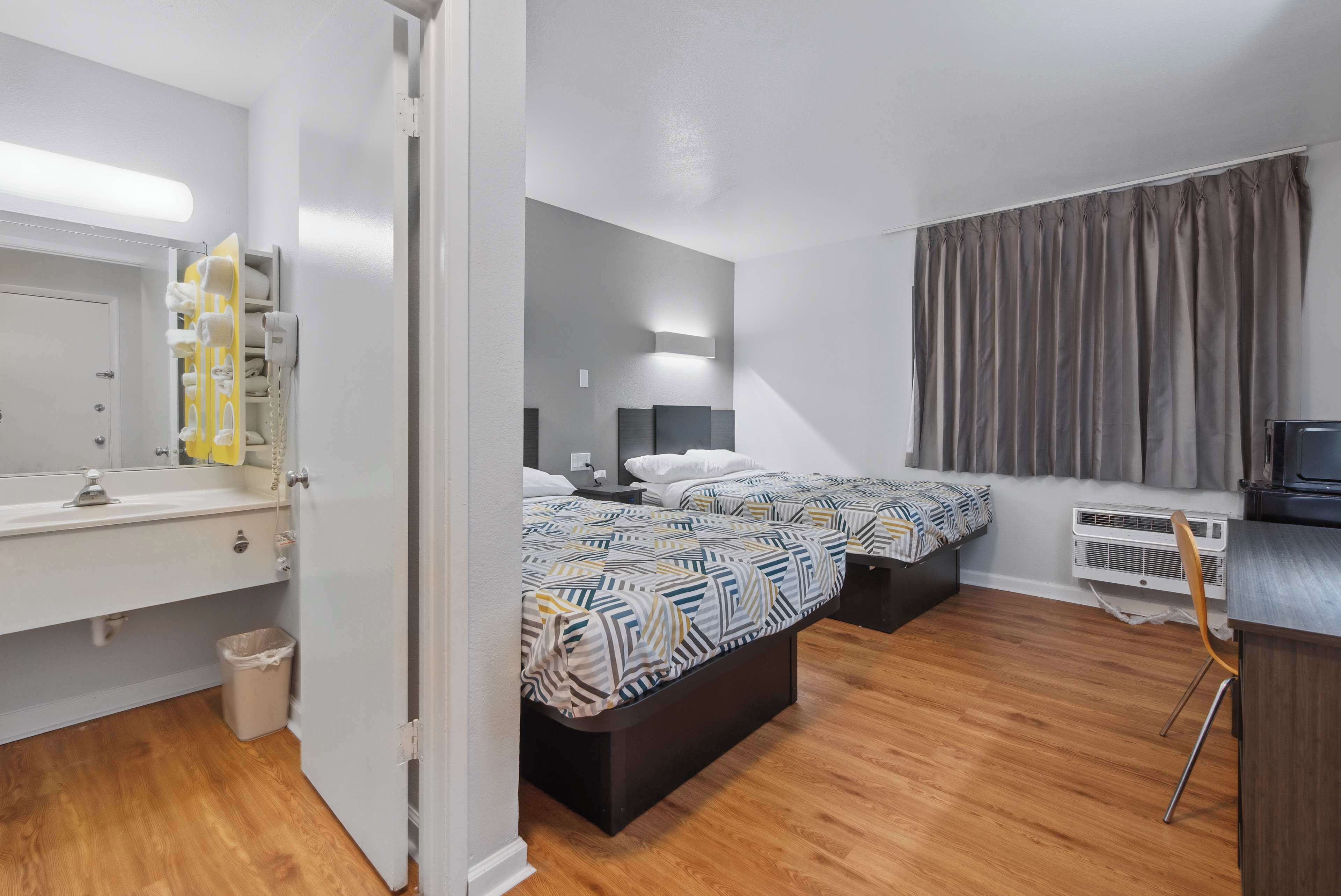 Cortinas opacas, wifi gratis, ropa de cama