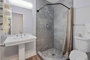 Towels, soap, shampoo, toilet paper - Motel 6 Normal, IL - Bloomington Area (Normal)