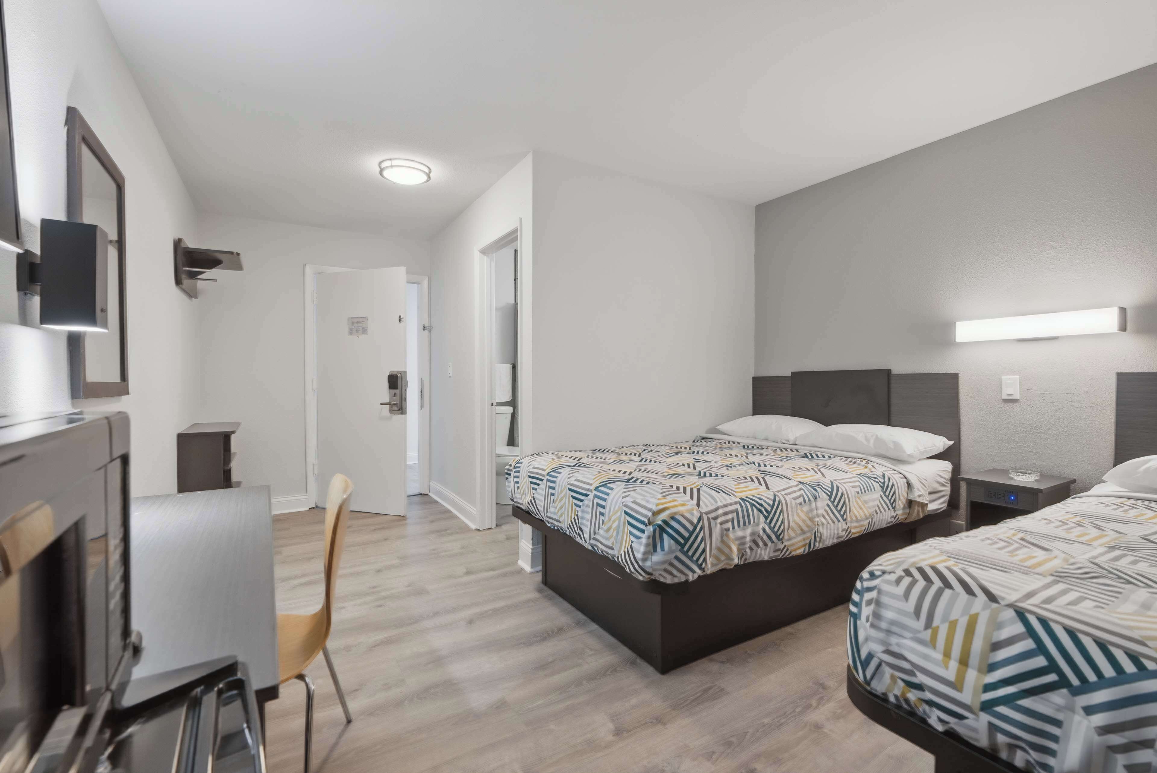 Cortinas blackout, wifi gratis y ropa de cama 