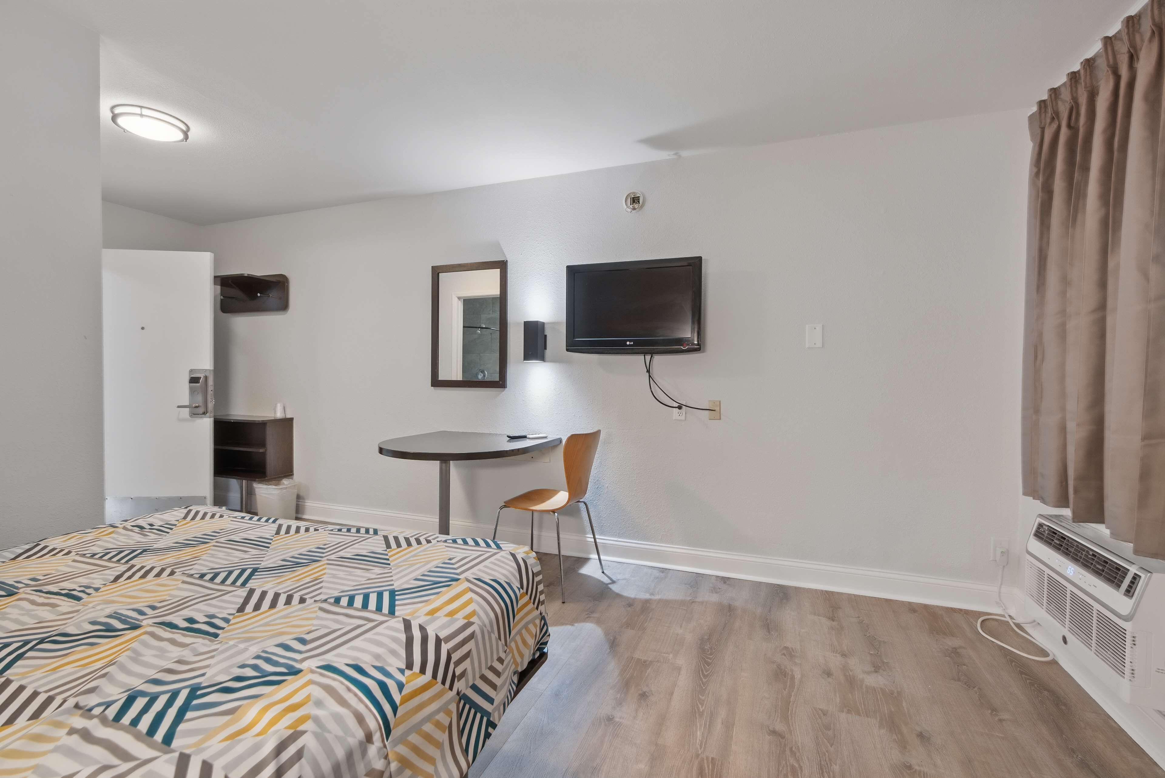 Cortinas blackout, wifi gratis y ropa de cama 