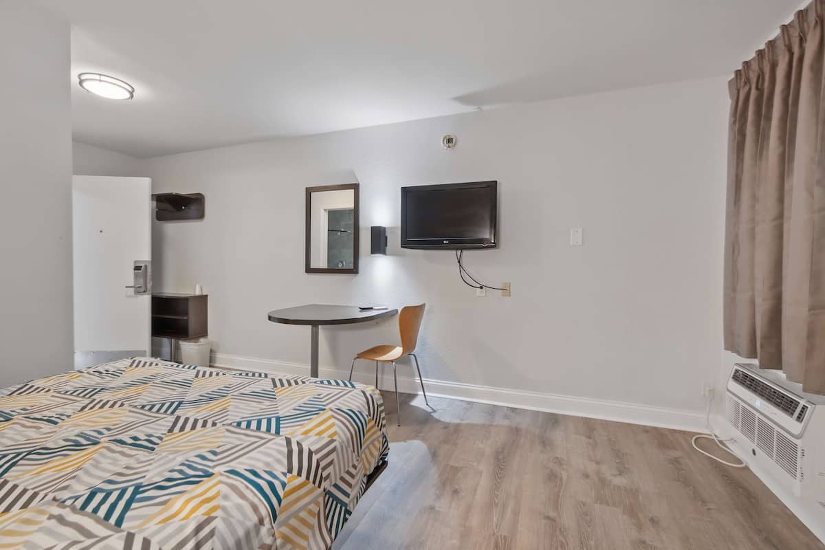 Cortinas blackout, wifi gratis y ropa de cama