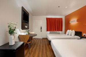 Espacio para trabajar con laptop, wifi gratis y ropa de cama