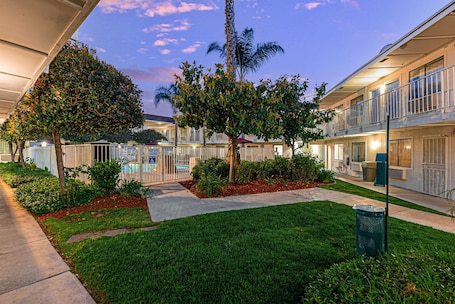 Terraza o patio. Motel 6 Temecula, CA - Historic Old Town