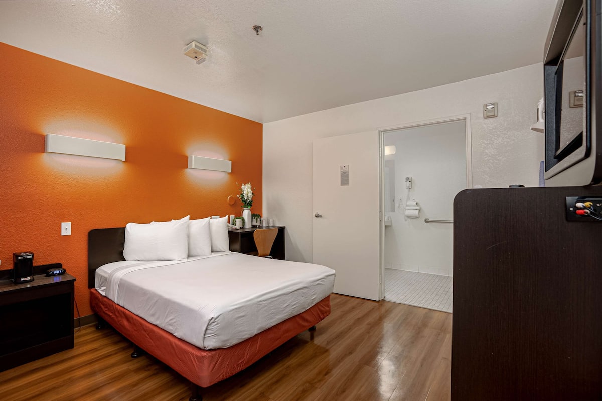 Laptop workspace, free WiFi, bed sheets