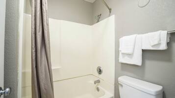 Kombinasi shower/bathtub dan handuk