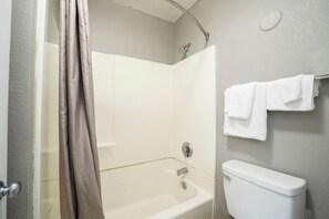 Combined shower/bathtub, towels - Motel 6 San Antonio, TX - Fort Sam Houston (San Antonio)