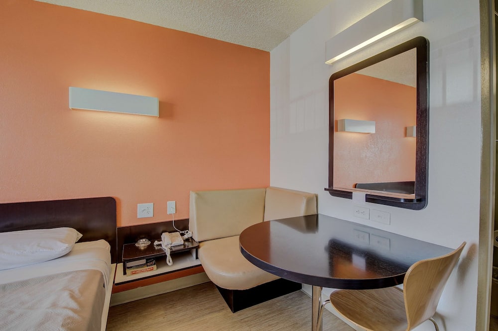 Motel 6 San Antonio, TX - Fort Sam Houston