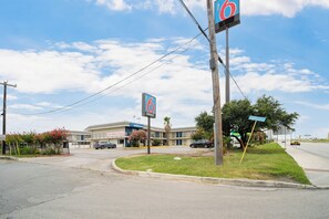 Front of property - Motel 6 San Antonio, TX - Fort Sam Houston (San Antonio)