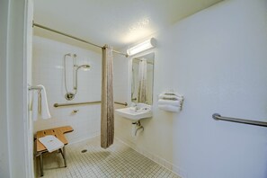 Combined shower/bathtub, towels - Motel 6 San Antonio, TX - Fort Sam Houston (San Antonio)