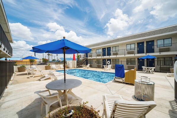 Pool - Motel 6 San Antonio, TX - Fort Sam Houston (San Antonio)