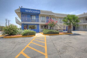 Property entrance - Motel 6 San Antonio, TX - Fort Sam Houston (San Antonio)