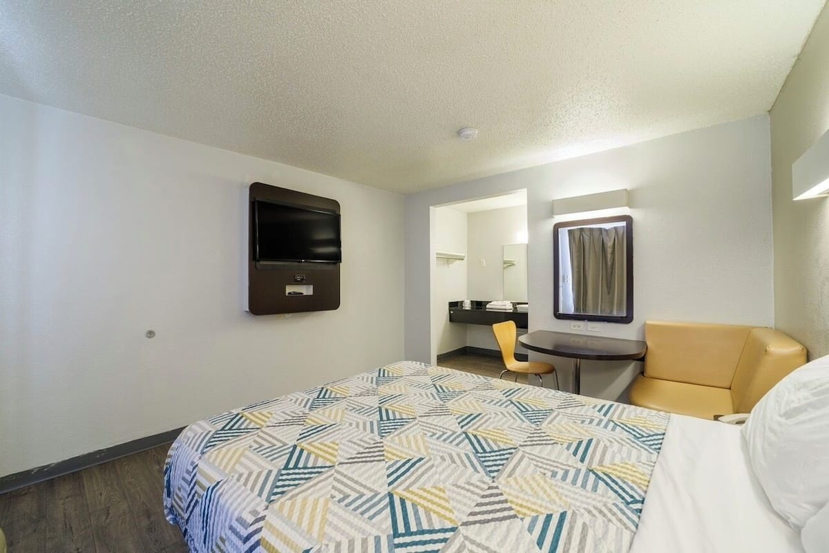 Free WiFi, bed sheets