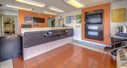 Motel 6 San Antonio, TX - Fort Sam Houston