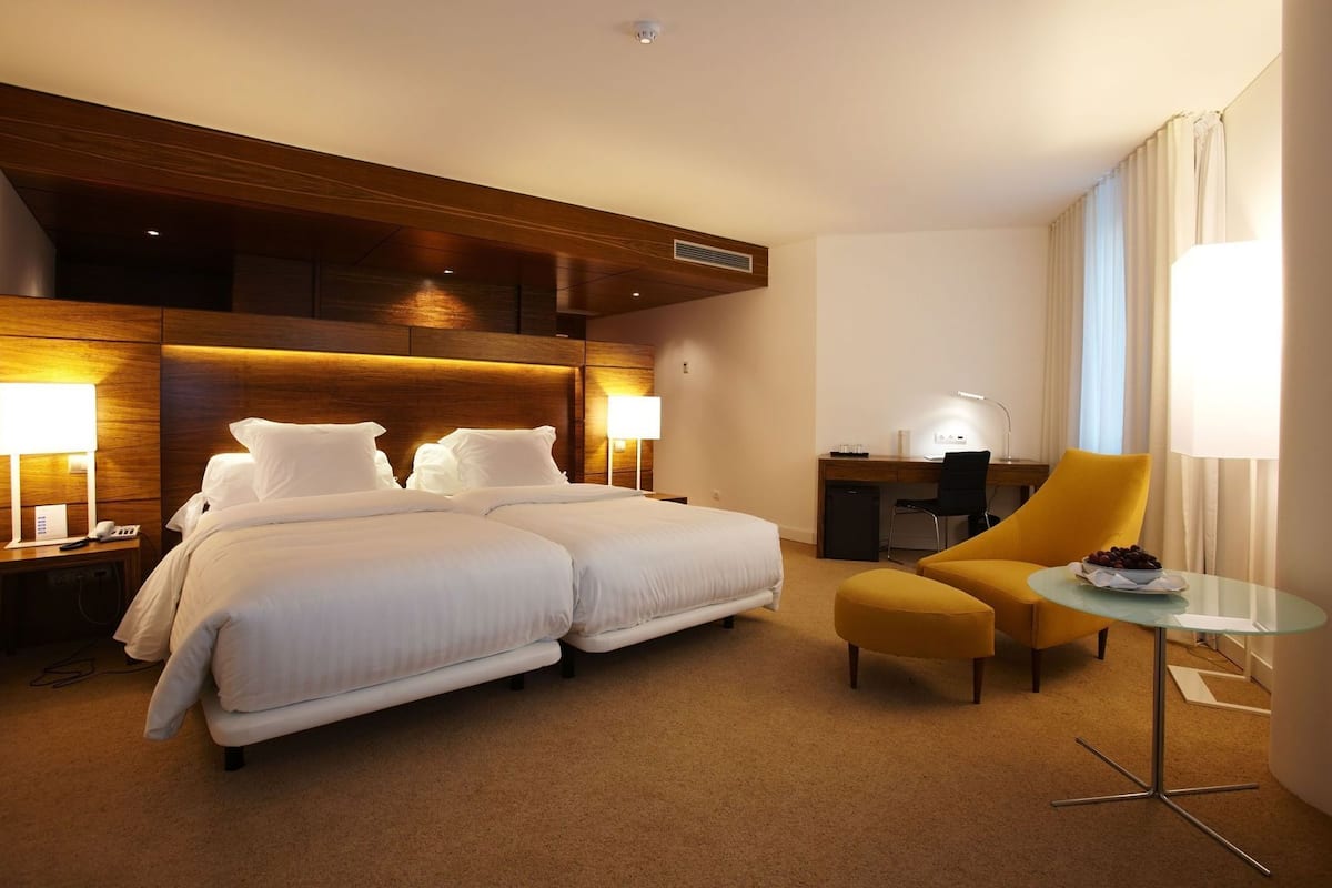 Minibar, coffres-forts dans les chambres, bureau