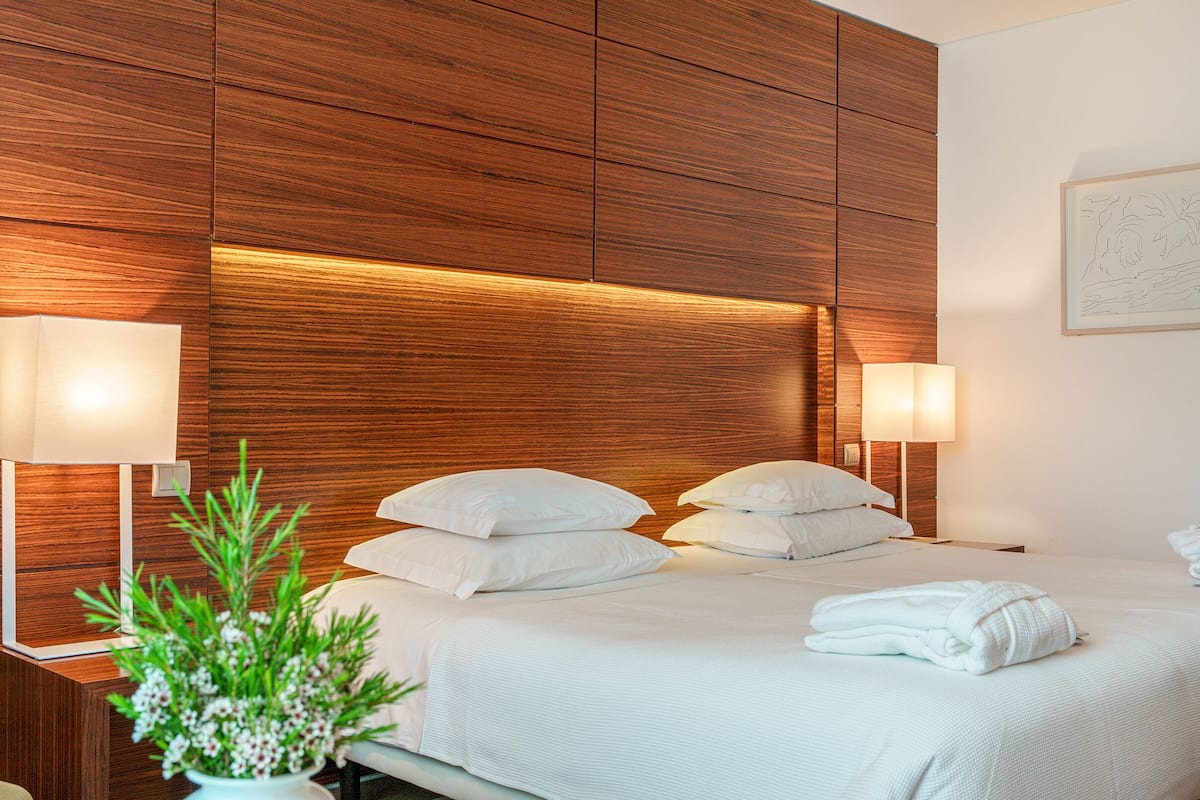 Habitación con 1 cama doble o 2 individuales (Santa Maria Plus) | Minibar, caja fuerte, escritorio y espacio para trabajar con un portátil