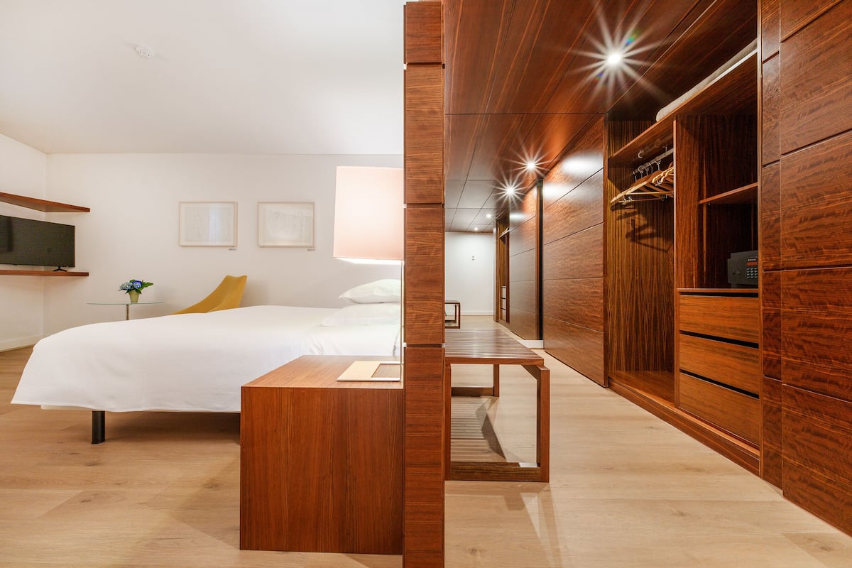 Suite | Minibar, caja fuerte, escritorio y espacio para trabajar con un portátil