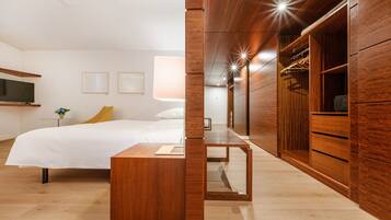 Suite | Minibar, in-room safe, desk, laptop workspace