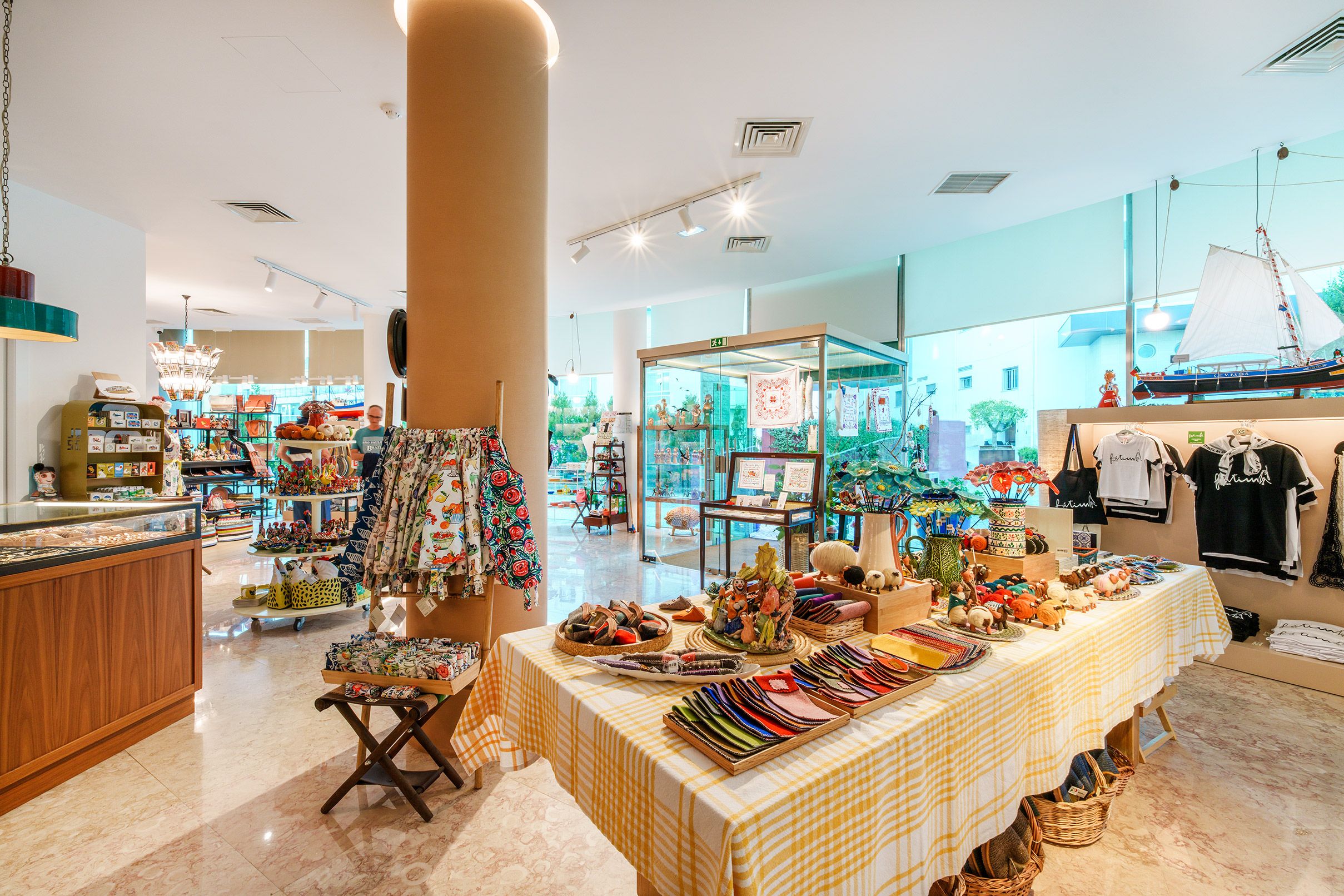 Un grand magasin proposant une variété d’articles, notamment des textiles et des accessoires.