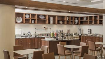 Un café moderno con estantes de madera que exhiben vajilla de cerámica, una barra de café y asientos para los clientes.