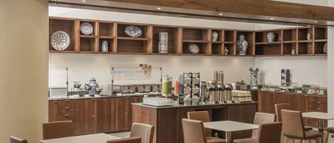 Un café moderno con estantes de madera que exhiben vajilla de cerámica, una barra de café y asientos para los clientes.