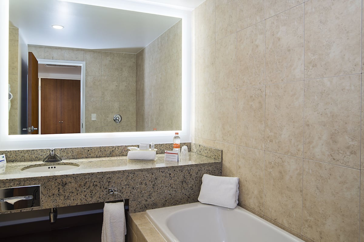 1 bedroom, in-room safe, desk, blackout curtains