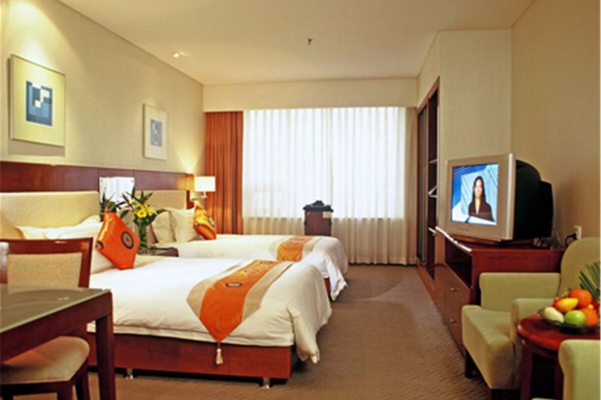 flat-screen tv, pay films