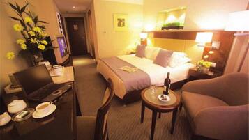 Studio Deluxe, 1 très grand lit, fumeurs | Salle de séjour | Télévision à écran plat, films à la carte