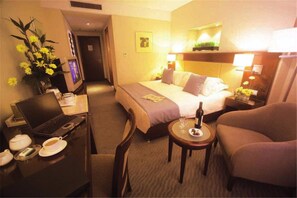 Studio Deluxe, 1 très grand lit, fumeurs | Salle de séjour | Télévision à écran plat, films à la carte