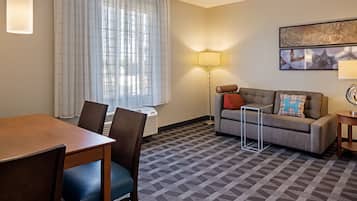 Suite - 1 queensize-seng med sovesofa - ikke-ryger | Stue | 25-tommers LCD-tv med kabelkanaler, tv