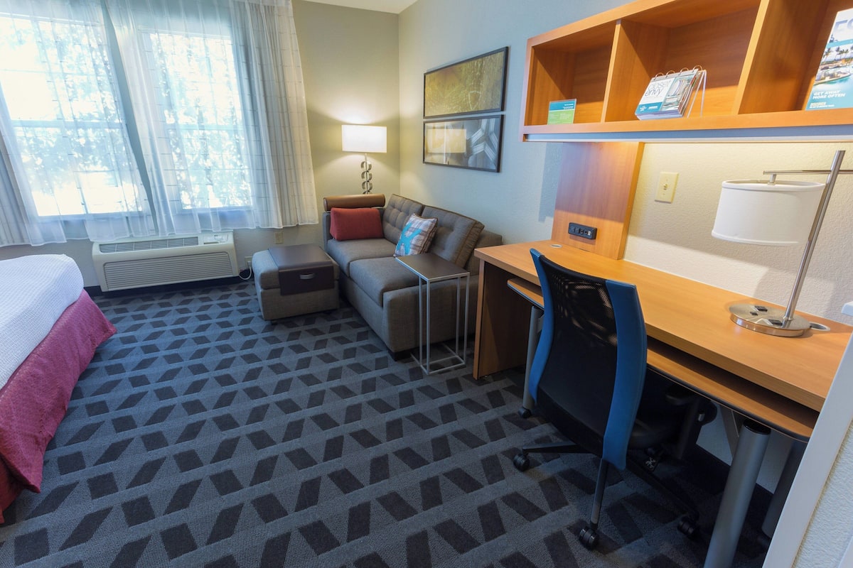 Studio, 1 Tempat Tidur Queen dengan tempat tidur Sofa | 1 kamar tidur, seprai antialergi, bantalan ekstra lembut, dan meja kerja